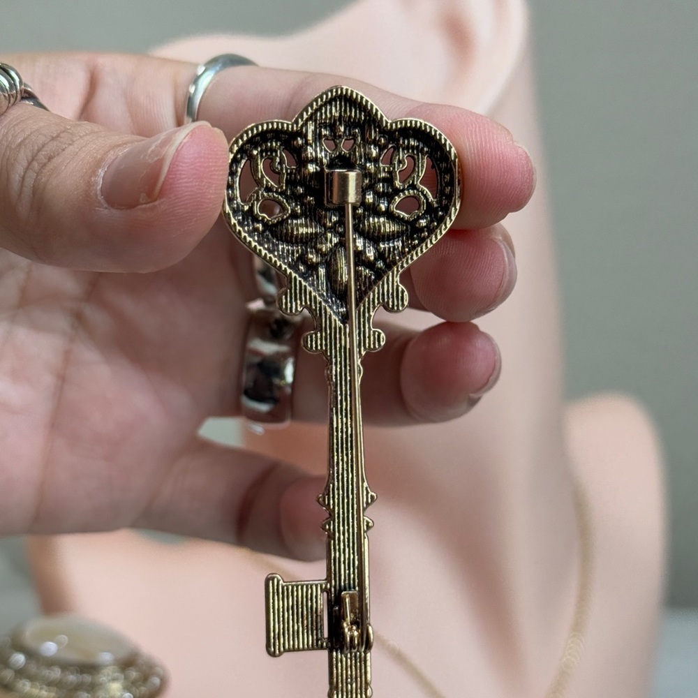 ⚜️ Magical Kéy Vintage Gold Brooch With  Zirconia 🔑 💎 - Picture 5 of 7